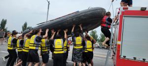 帶上沖鋒舟，大家一起風(fēng)雨同舟！